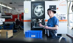 Ein Mitarbeiter der Caritas Werkstatt für Menschen mit Behinderung München steht vor einer Maschine in der Metallabteilung | © Caritas Werkstatt für Menschen mit Behinderung München